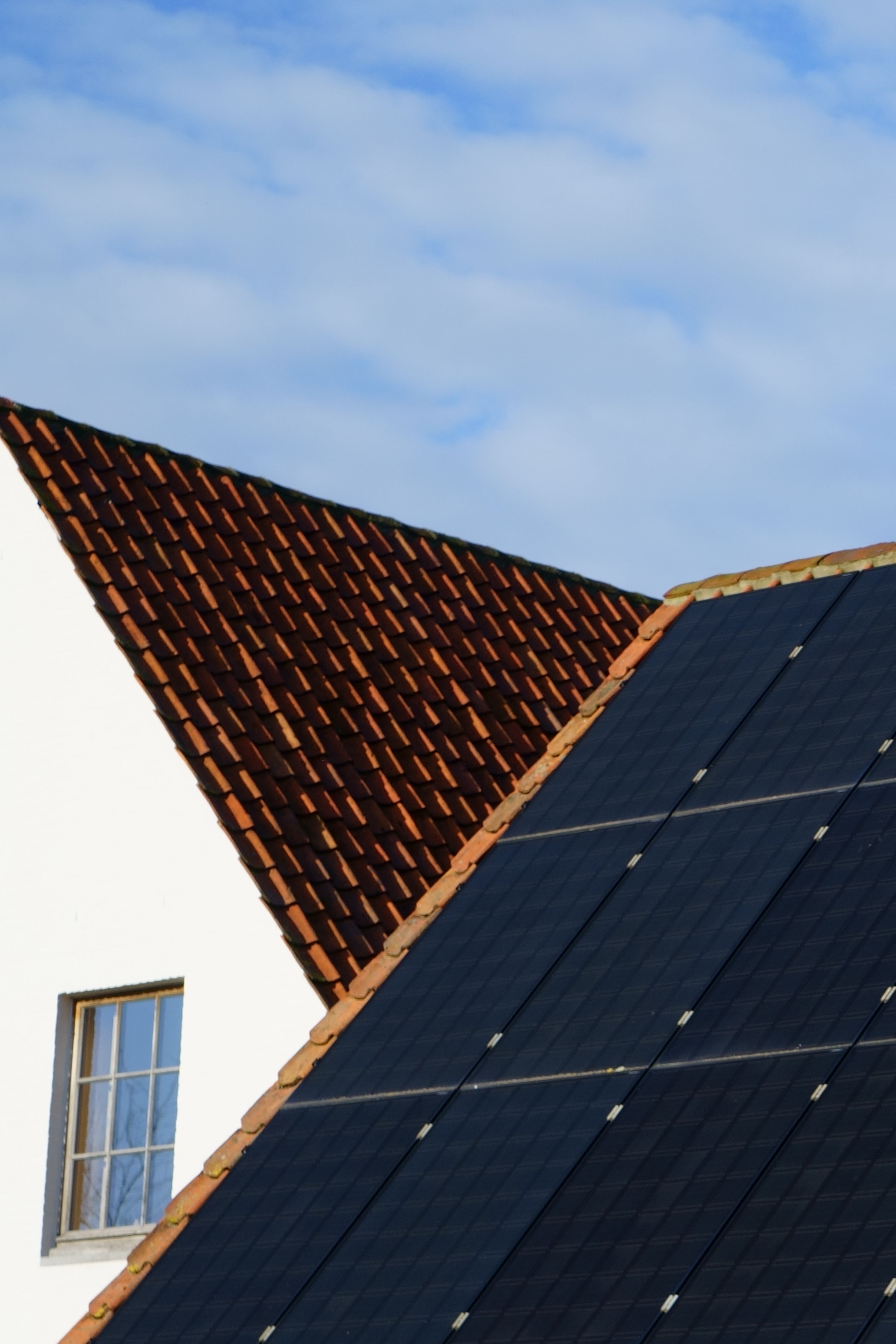 Why Are Bi-Facial Solar Panels Better for Flat Roofs?