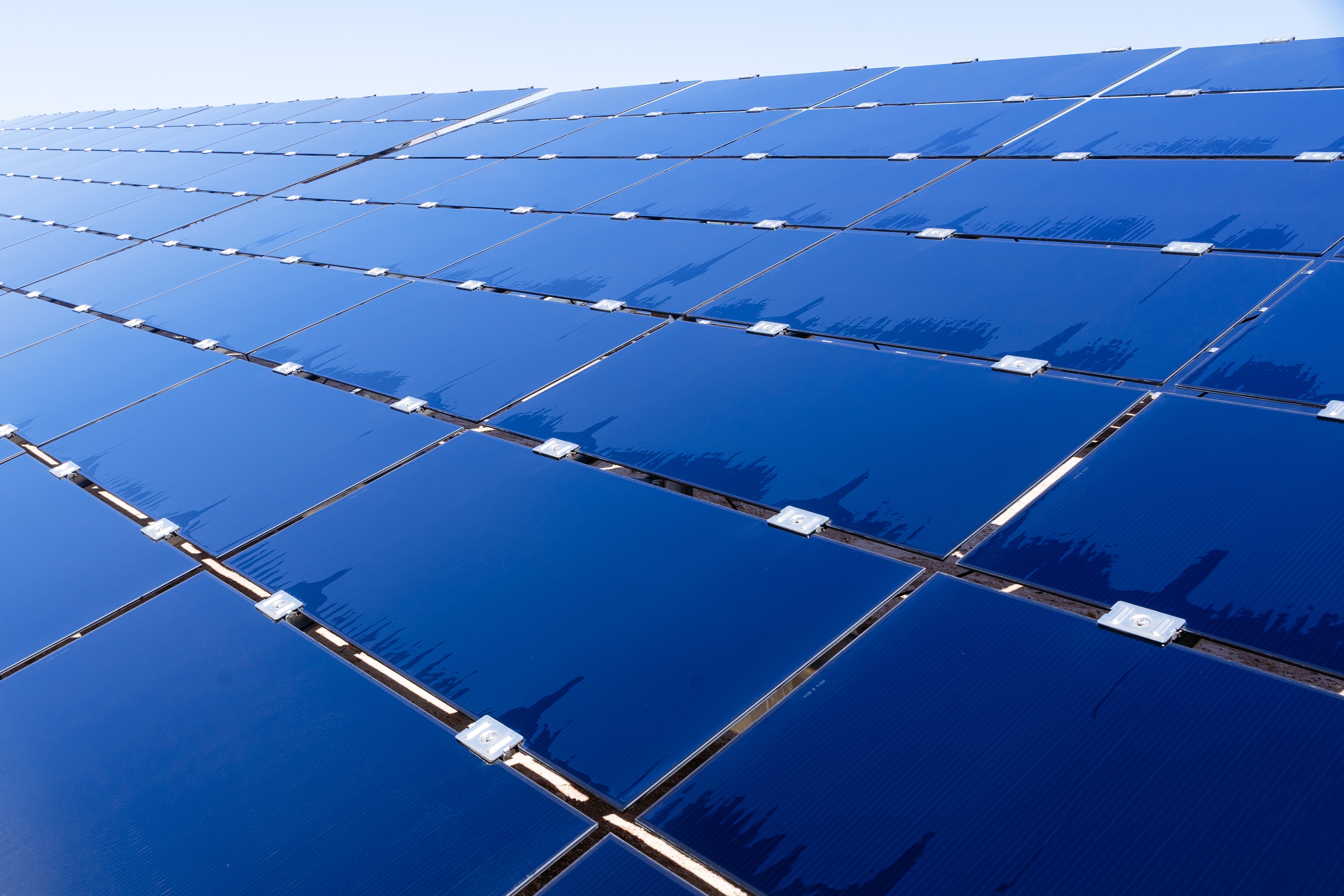 How to Connect a Generator to a Solar Inverter